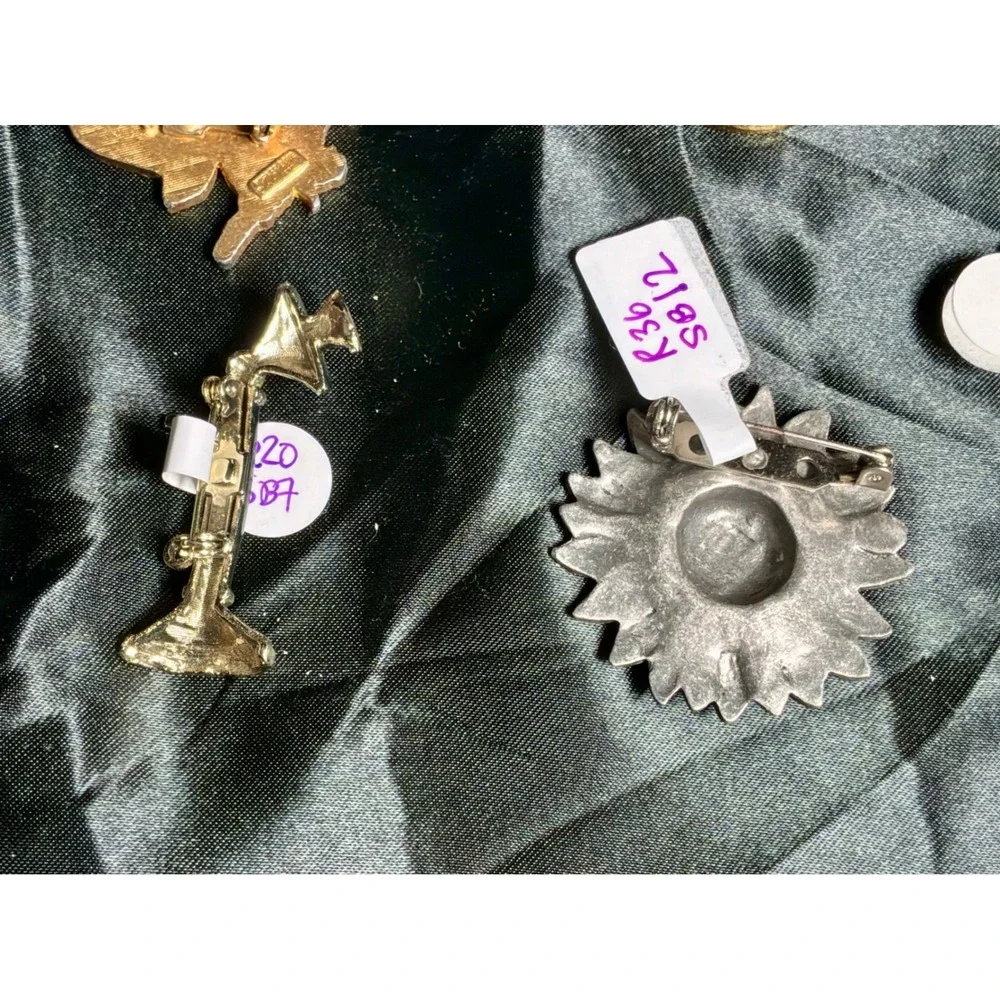Vintage Estate Brooch Pin Lot of 8 Warner Bros Yosemite Sam Rhinestone Reseller